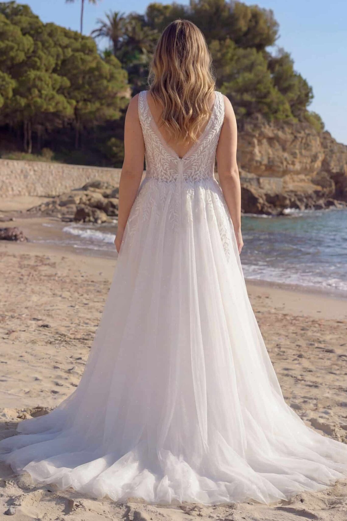 Finnegan-Azuree-Curvy-Back-1650x2048
