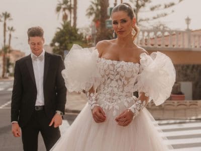 Hochzeitskleid mit Puffärmeln bei einer Hochzeit im Freien.