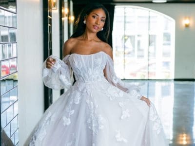 Frau in eleganter Hochzeitskleidung im modernen Showroom.