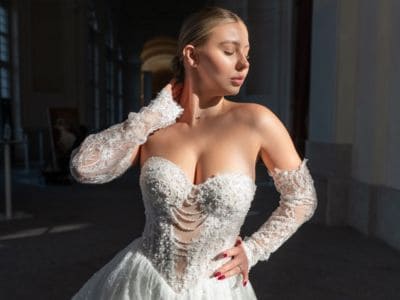 Elegantes Brautkleid mit Spitzenärmeln und tiefem Dekolleté, Hochzeitsmode.