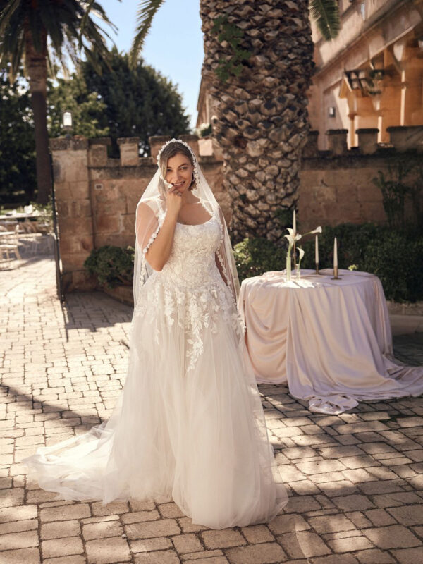 Brautkleider Curves by Modeca Nia