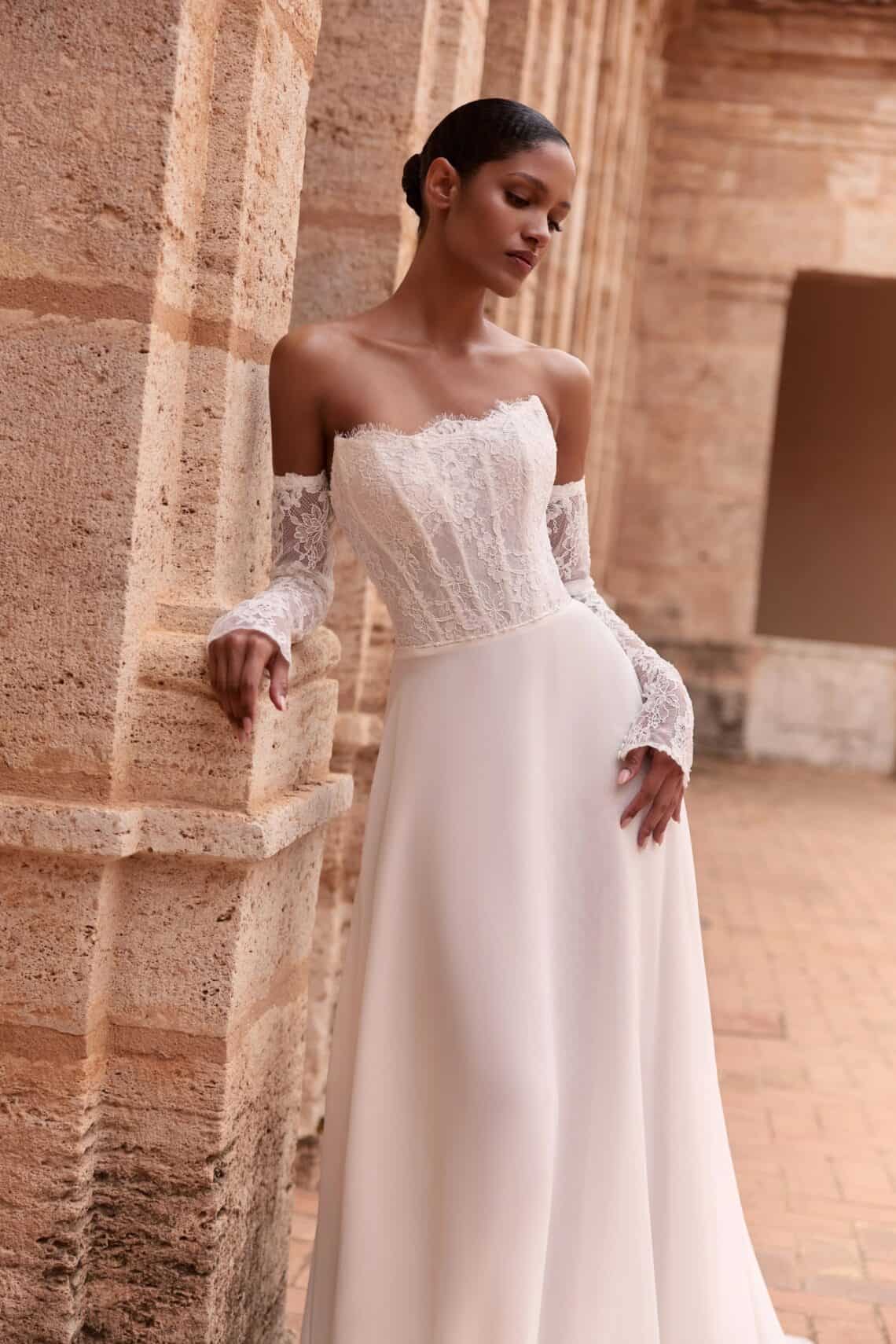 Elegantes Brautkleid mit Spitzenärmeln und schlichter Silhouette.