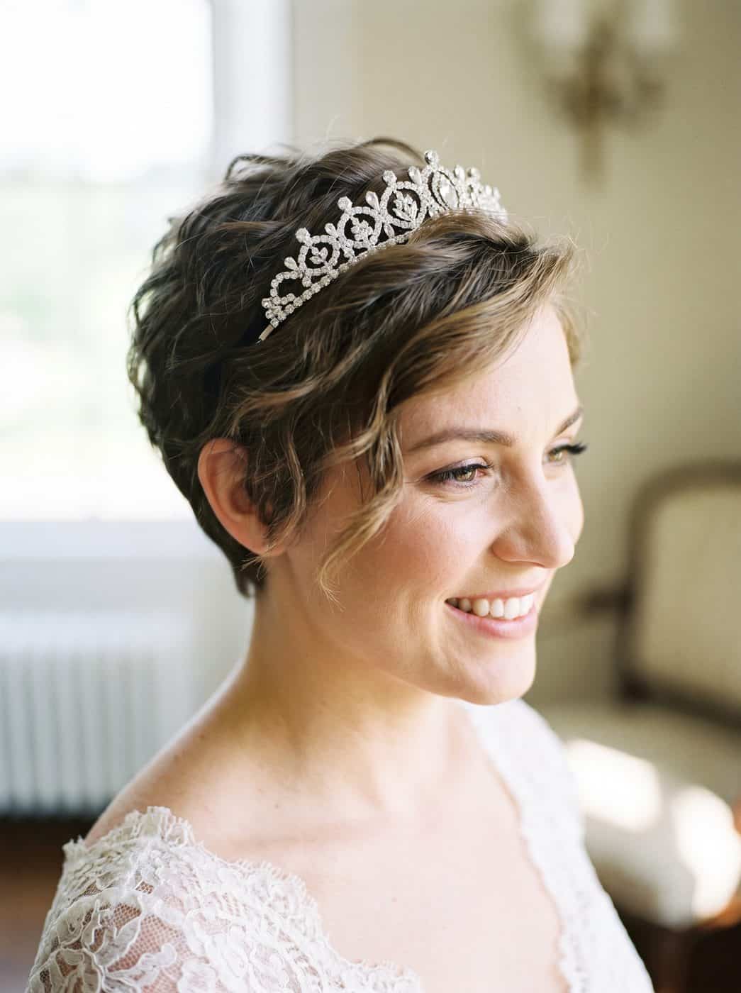 Braut mit Kurzhaarfrisur und Diadem, Hochzeitsfrisur, Hochzeitskleid, Hochzeit.