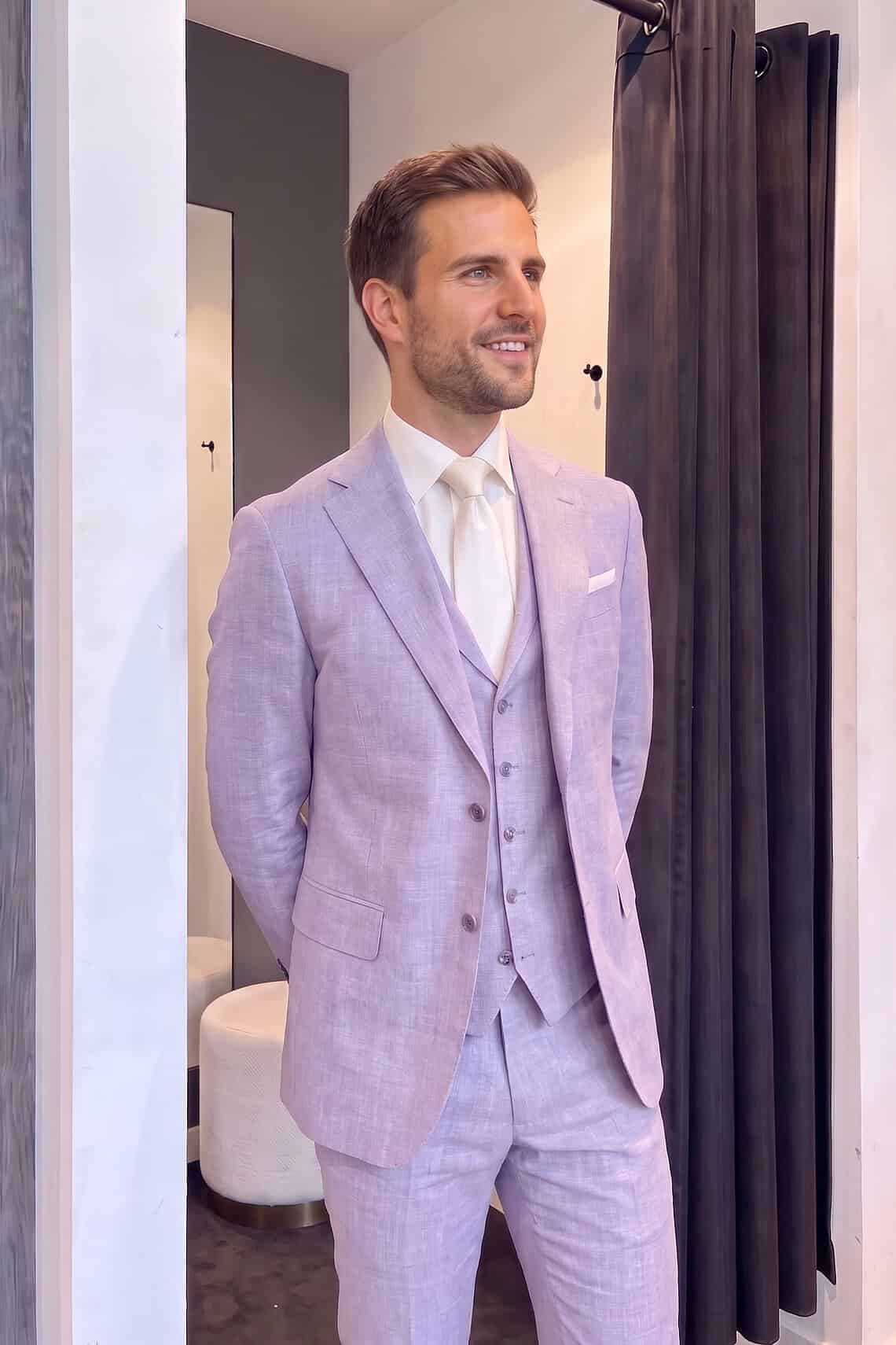 lilafarbener Hochzeitsanzug für den Bräutigam close up